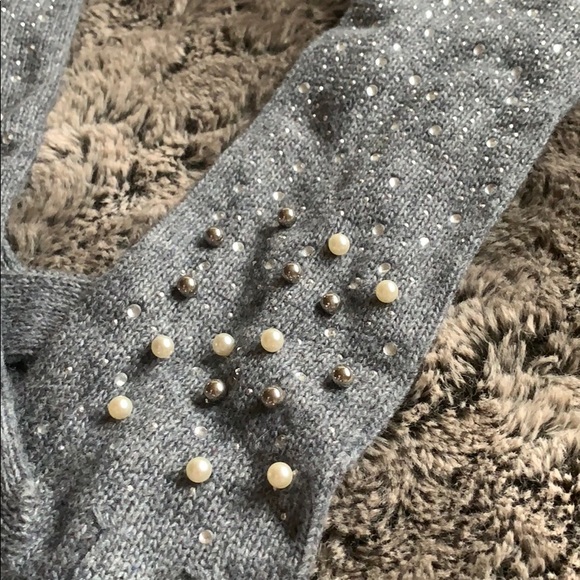 Cute gray gloves with such pizazz! - Picture 4 of 5